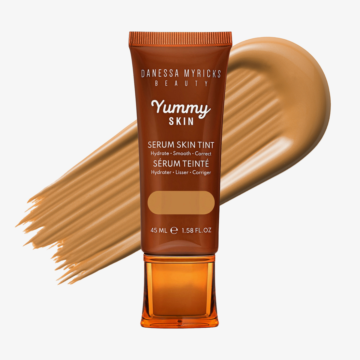 Eine Tube Yummy Skin Serum Tint 10 vor einem warmem hellbraunem Farbmuster.