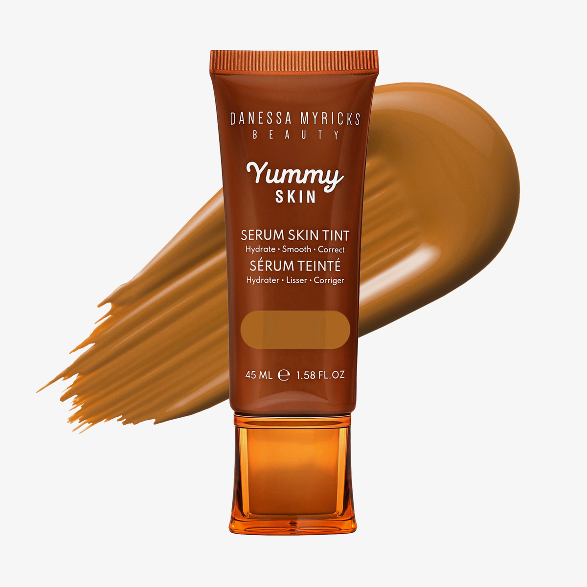 Eine Tube Yummy Skin Serum Tint 12 vor einem warmem braunem Farbmuster.