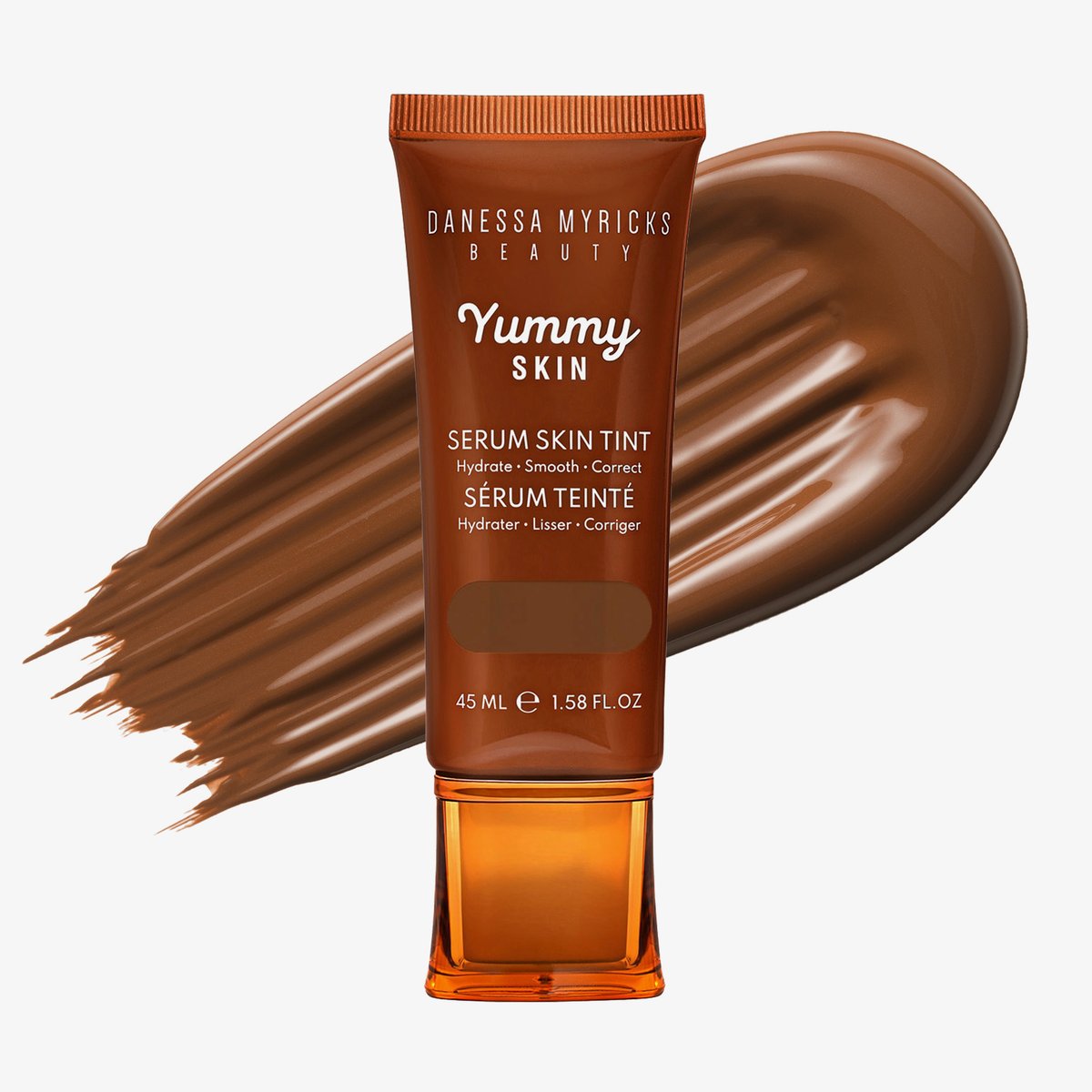 Eine Tube Yummy Skin Serum Tint 14 vor einem dunkelbraunem Farbmuster.