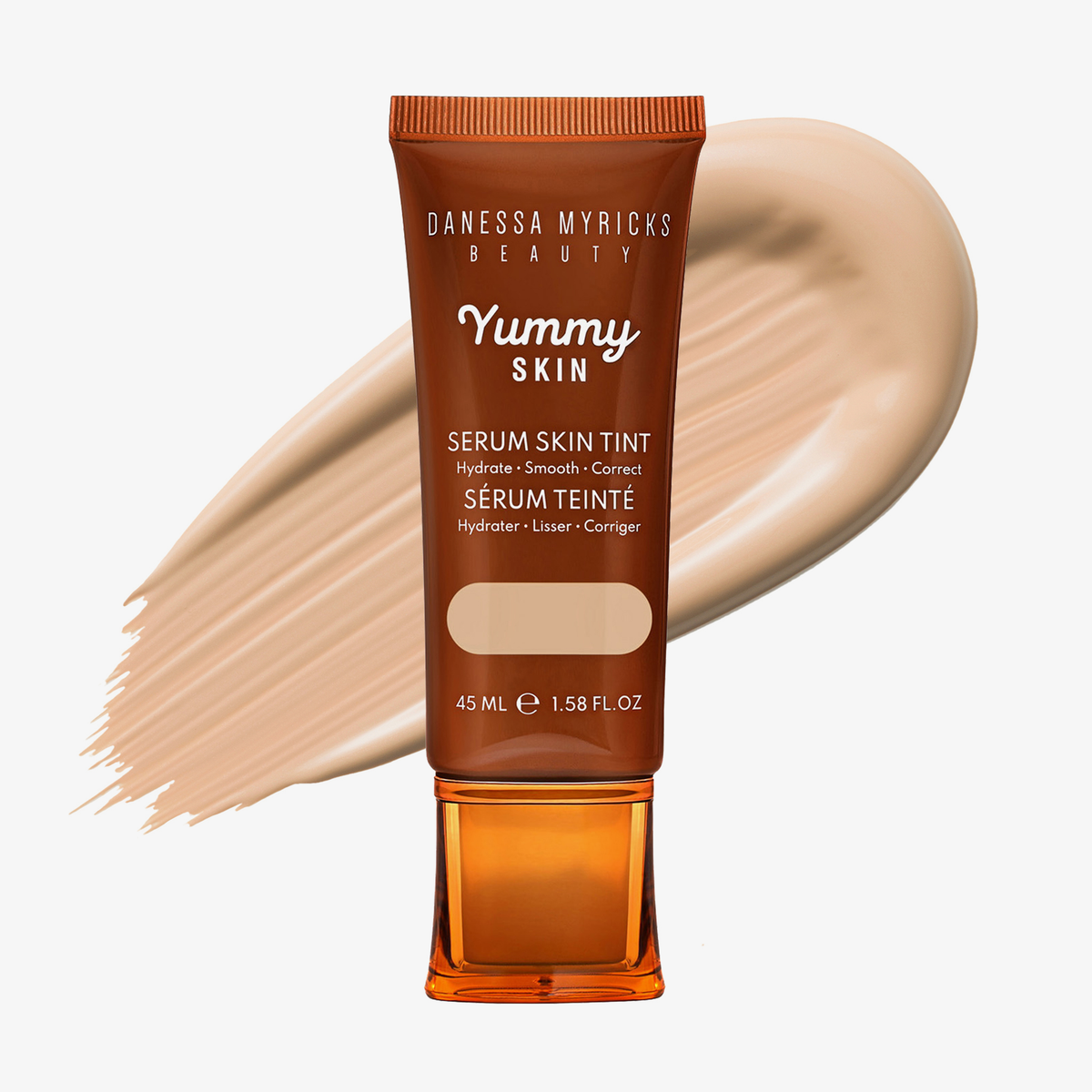 Eine Tube Yummy Skin Serum Tint 3.5 vor einem beigem Farbmuster.