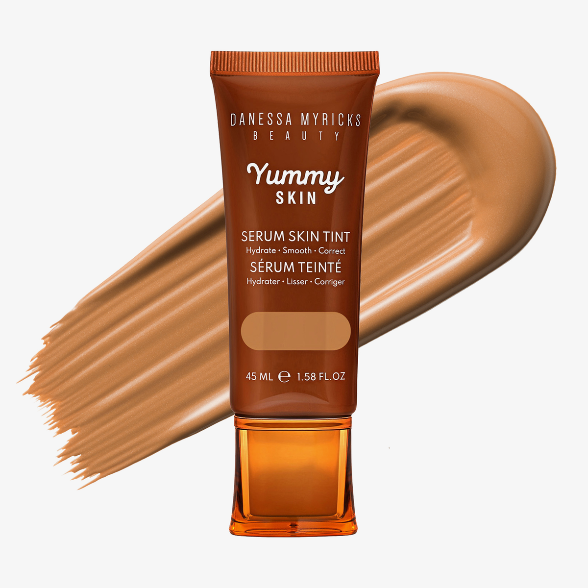 Eine Tube Yummy Skin Serum Tint 9 vor einem warmem hellbraunem Farbmuster.