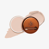 Runde geöffnete bronzefarbene Dose des Yummy Skin Blurring Balm Powder vor einem Farbstreifen der Shade 0.5.