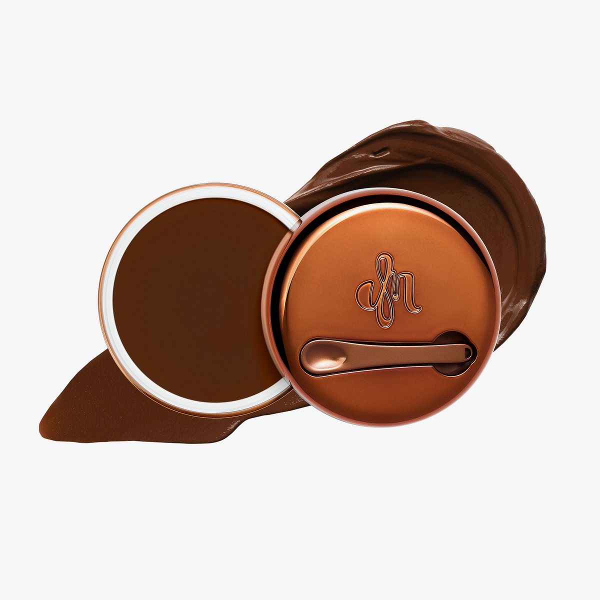 Runde geöffnete bronzefarbene Dose des Yummy Skin Blurring Balm Powder vor einem Farbstreifen der Shade 10.