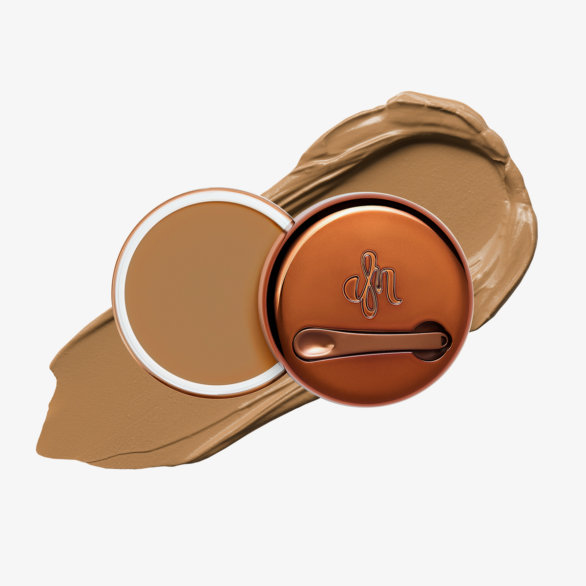 Runde geöffnete bronzefarbene Dose des Yummy Skin Blurring Balm Powder vor einem Farbstreifen der Shade 5.