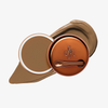 Runde geöffnete bronzefarbene Dose des Yummy Skin Blurring Balm Powder vor einem Farbstreifen der Shade 6.