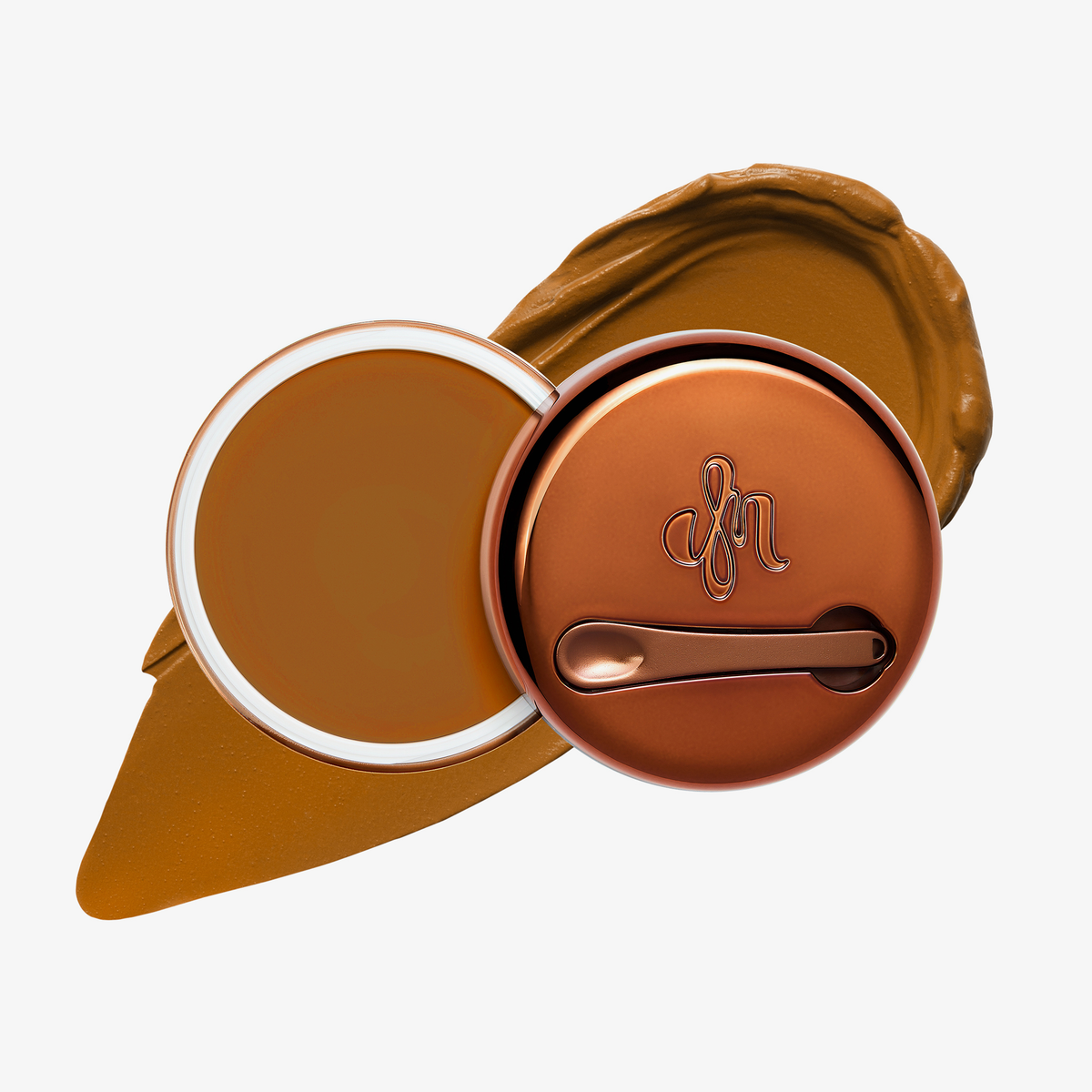 Runde geöffnete bronzefarbene Dose des Yummy Skin Blurring Balm Powder vor einem Farbstreifen der Shade 8.