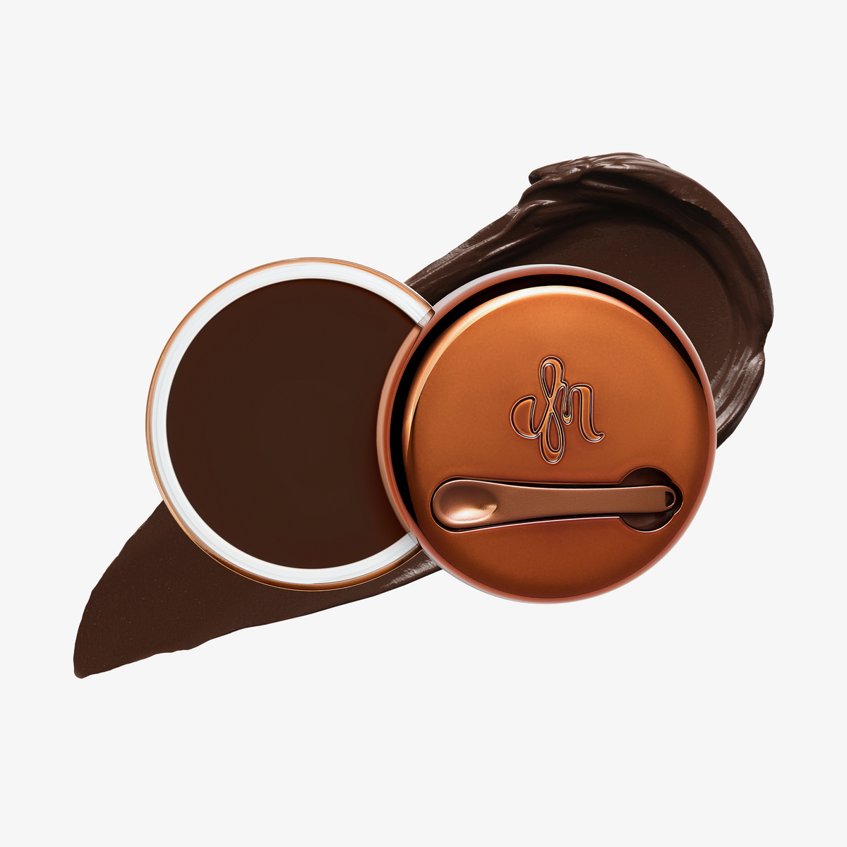 Runde geöffnete bronzefarbene Dose des Yummy Skin Blurring Balm Powder vor einem Farbstreifen der Shade 11.