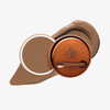 Runde geöffnete bronzefarbene Dose des Yummy Skin Blurring Balm Powder vor einem Farbstreifen der Shade 6.5.