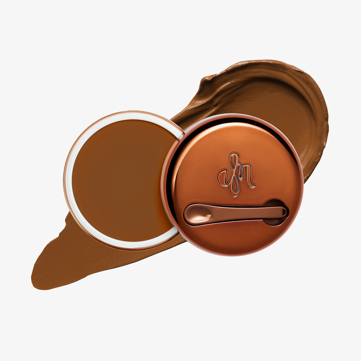 Runde geöffnete bronzefarbene Dose des Yummy Skin Blurring Balm Powder vor einem Farbstreifen der Shade 8.5.