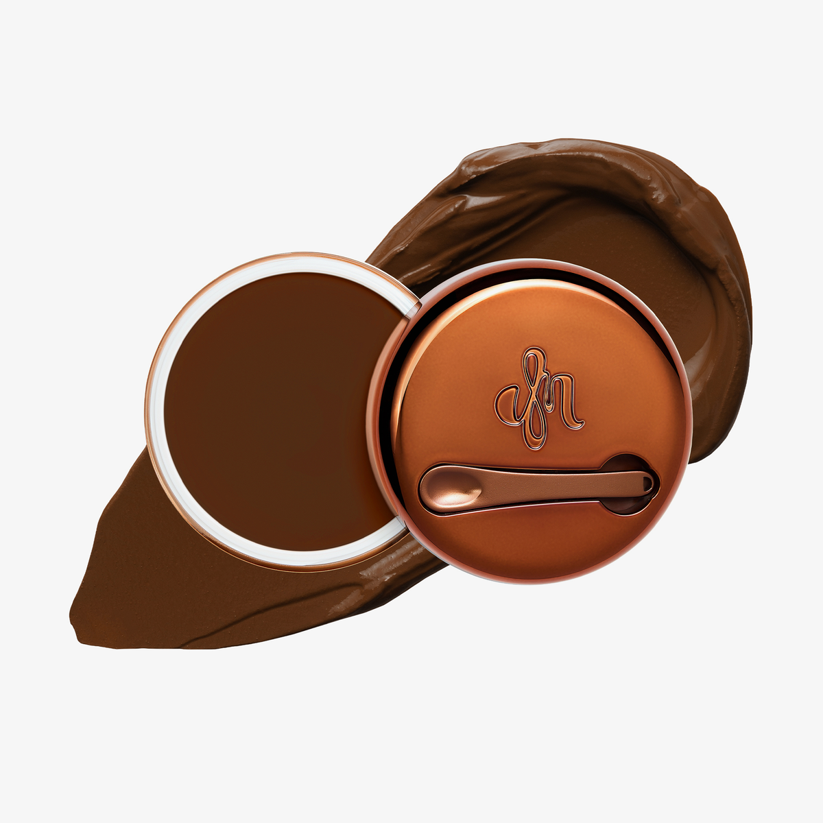 Runde geöffnete bronzefarbene Dose des Yummy Skin Blurring Balm Powder vor einem Farbstreifen der Shade 9.5.
