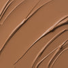 Nahaufnahme der cremigen Textur des Yummy Skin Lift & Flex Concealer 10 in Braun.