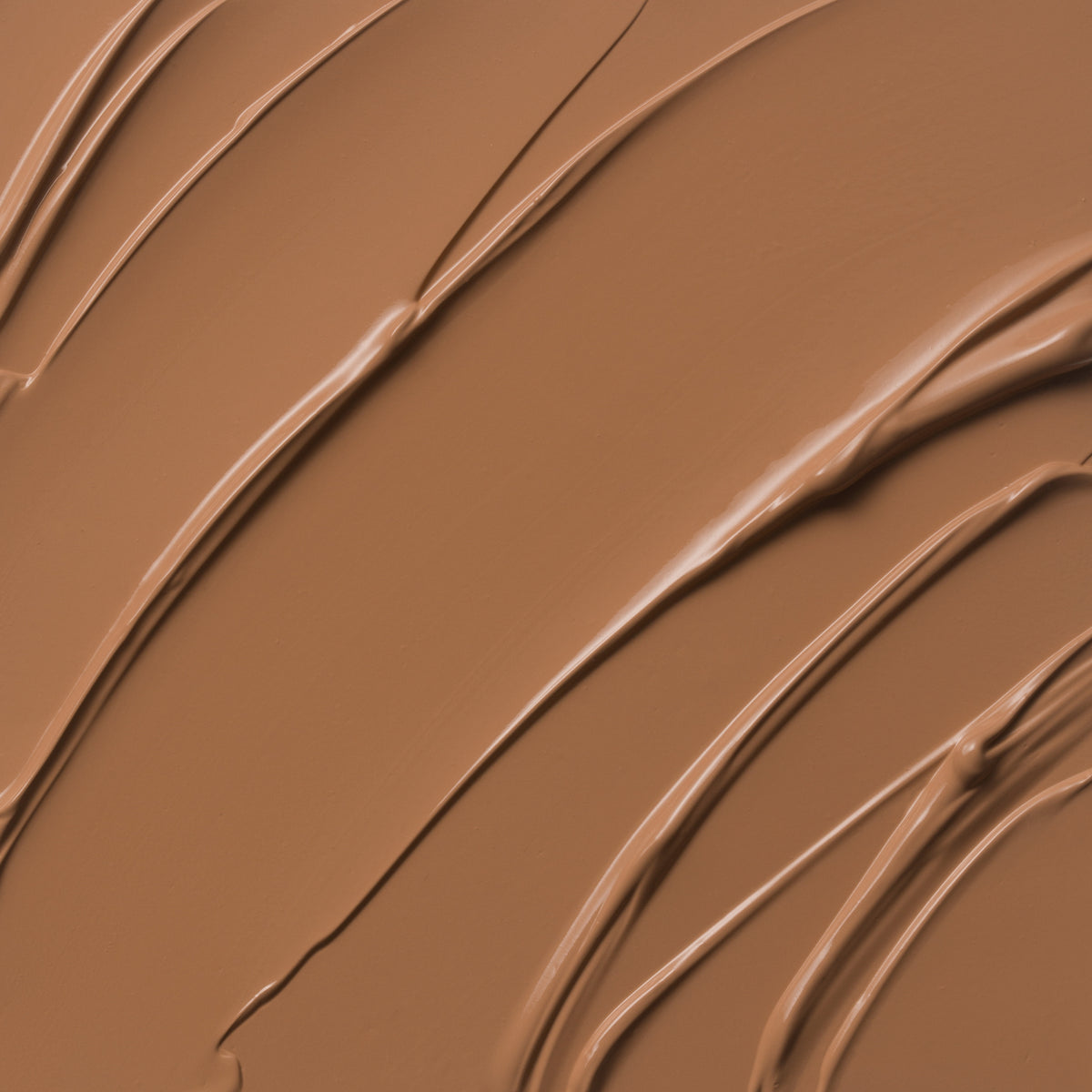 Nahaufnahme der cremigen Textur des Yummy Skin Lift & Flex Concealer 10 in Braun.