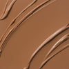 Nahaufnahme der cremigen Textur des Yummy Skin Lift & Flex Concealer 11 in Braun.