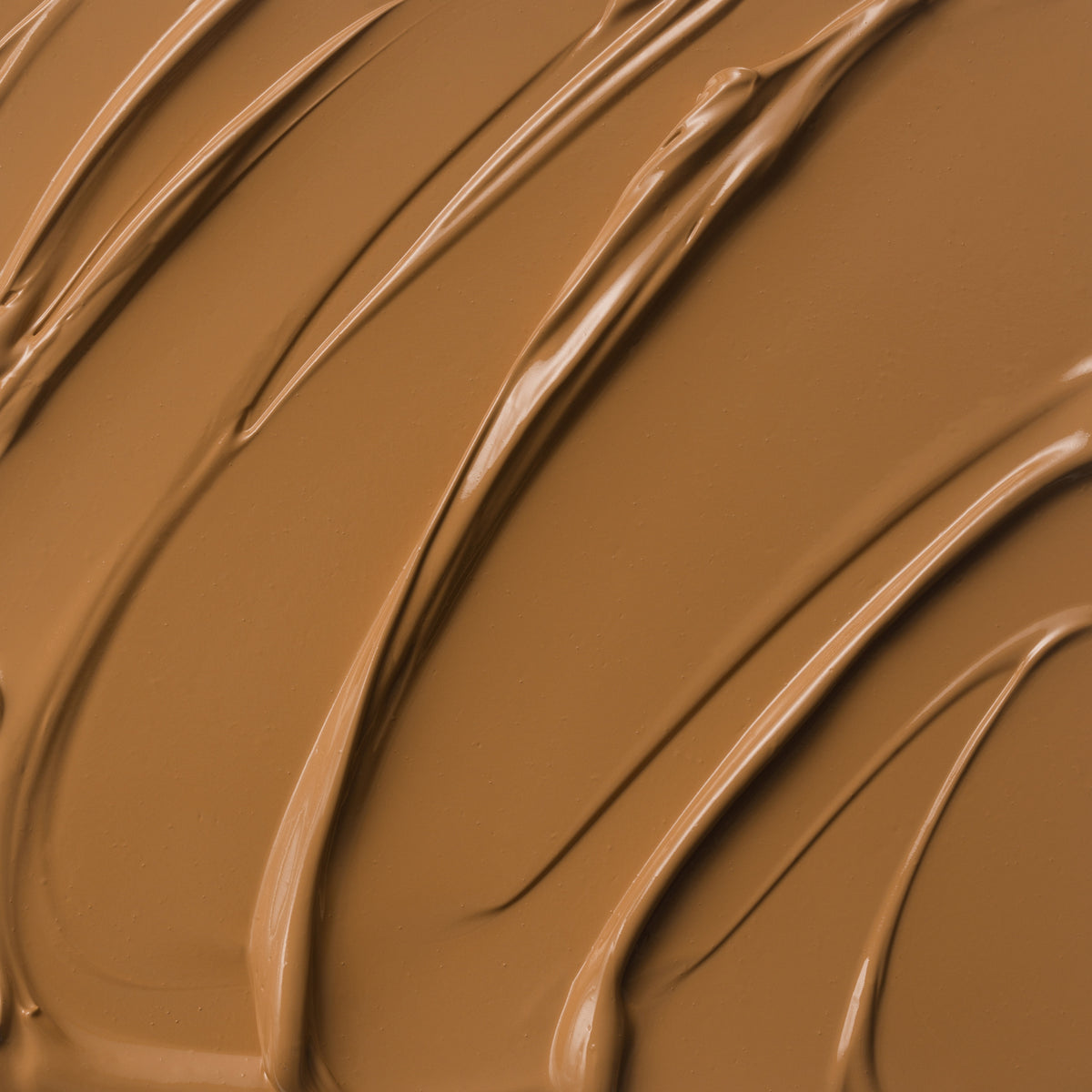 Nahaufnahme der cremigen Textur des Yummy Skin Lift & Flex Concealer 12 in gelblichem Braun.