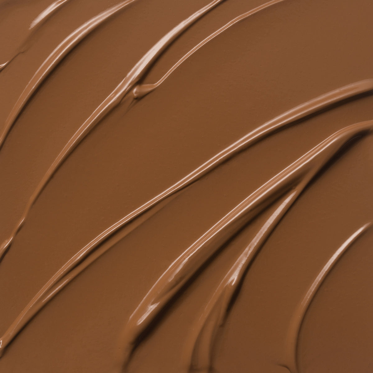Nahaufnahme der cremigen Textur des Yummy Skin Lift & Flex Concealer 14 in Mittel- bis Dunkelbraun.