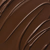 Nahaufnahme der cremigen Textur des Yummy Skin Lift & Flex Concealer 17 in tiefem Braun.