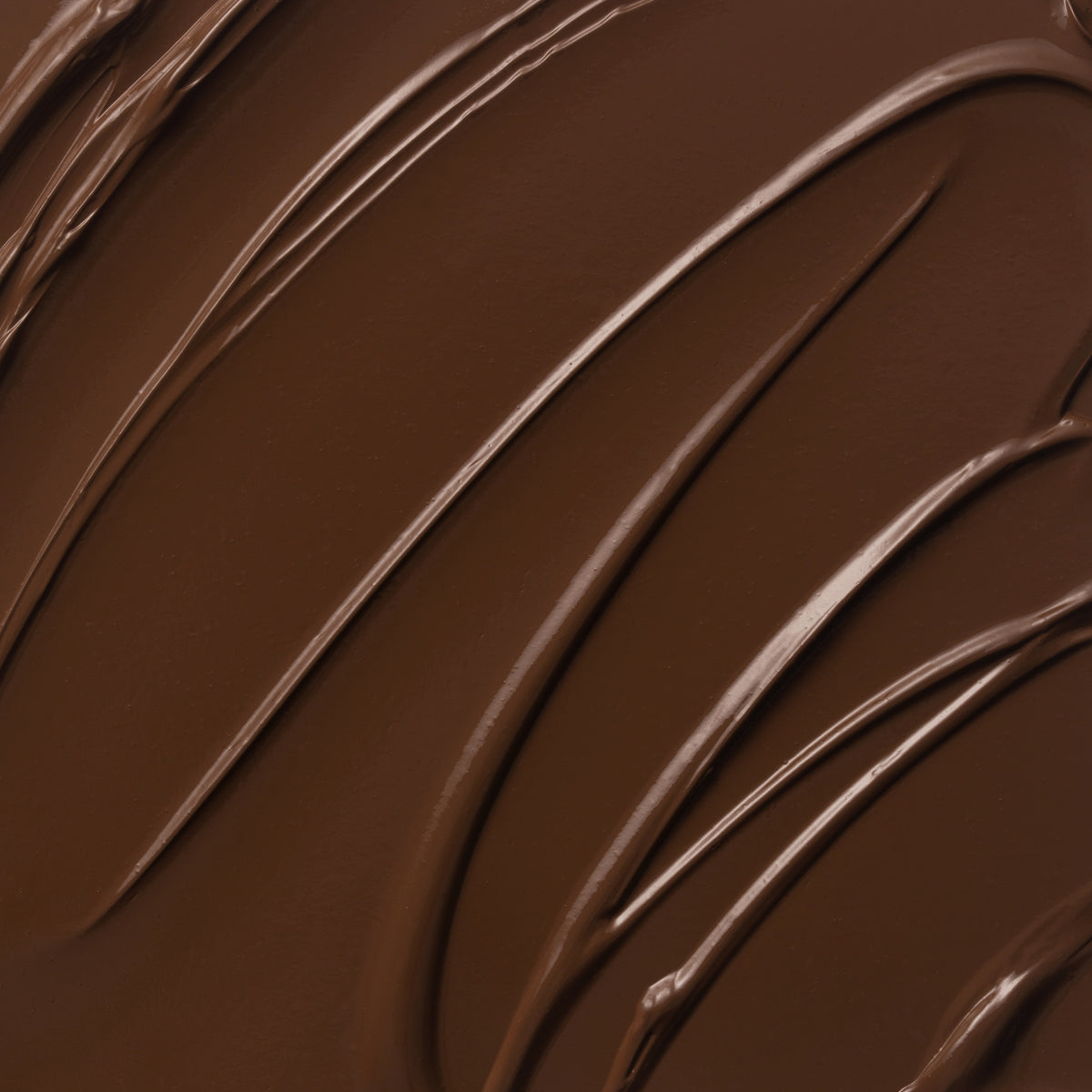 Nahaufnahme der cremigen Textur des Yummy Skin Lift & Flex Concealer 17 in tiefem Braun.