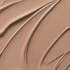 Nahaufnahme der cremigen Textur des Yummy Skin Lift & Flex Concealer 2 in Beige.