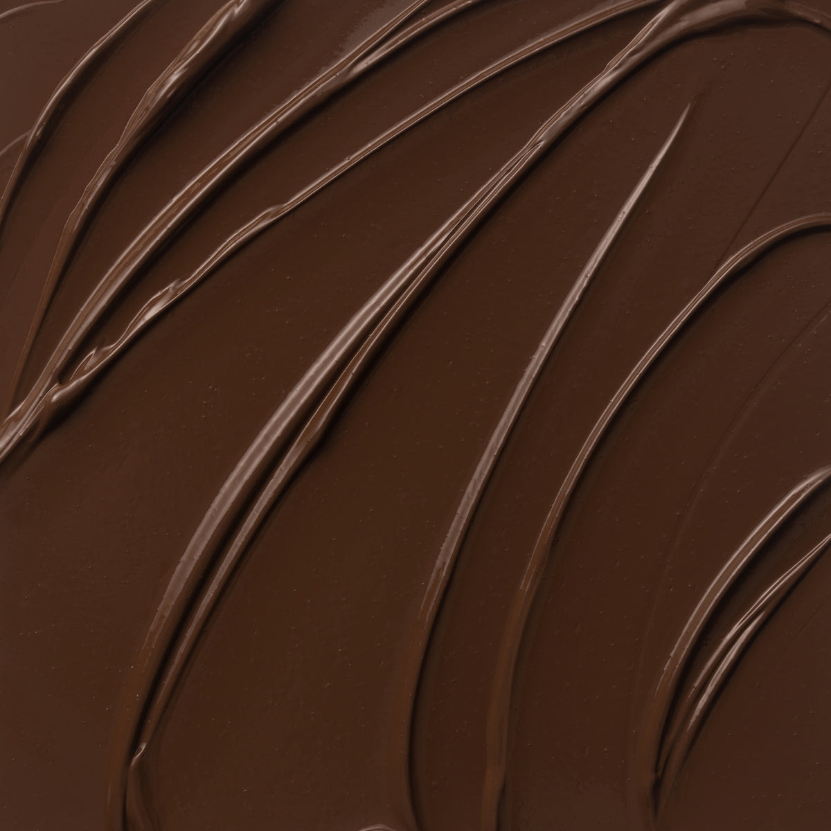 Nahaufnahme der cremigen Textur des Yummy Skin Lift & Flex Concealer 20 in tiefem Schokobraun.