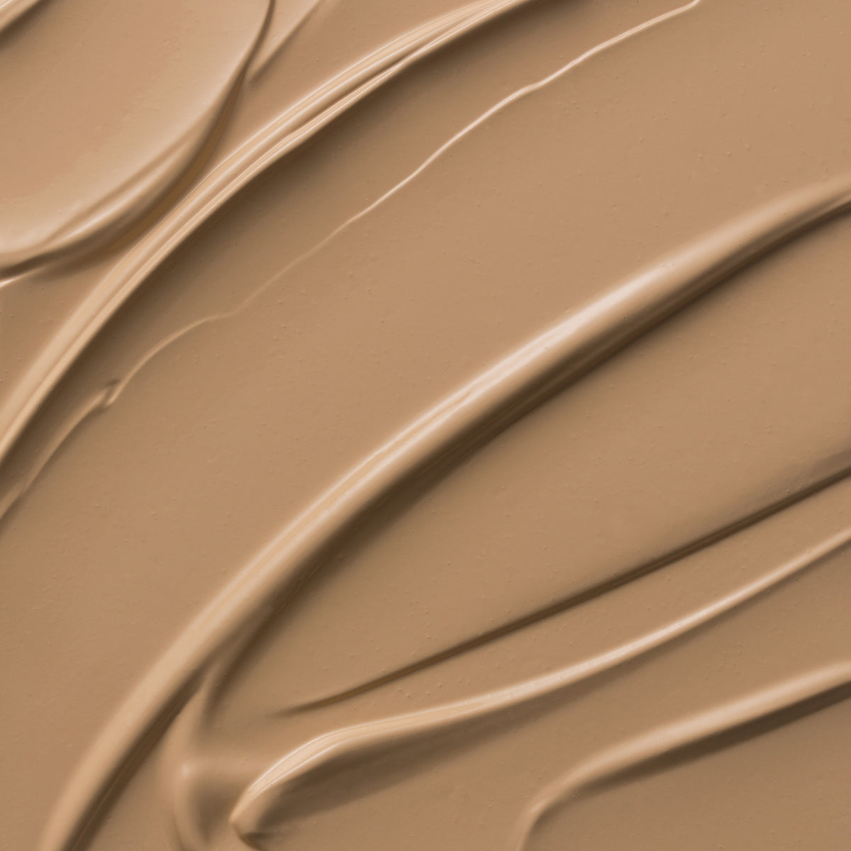 Nahaufnahme der cremigen Textur des Yummy Skin Lift & Flex Concealer 3 in warmem Beige.