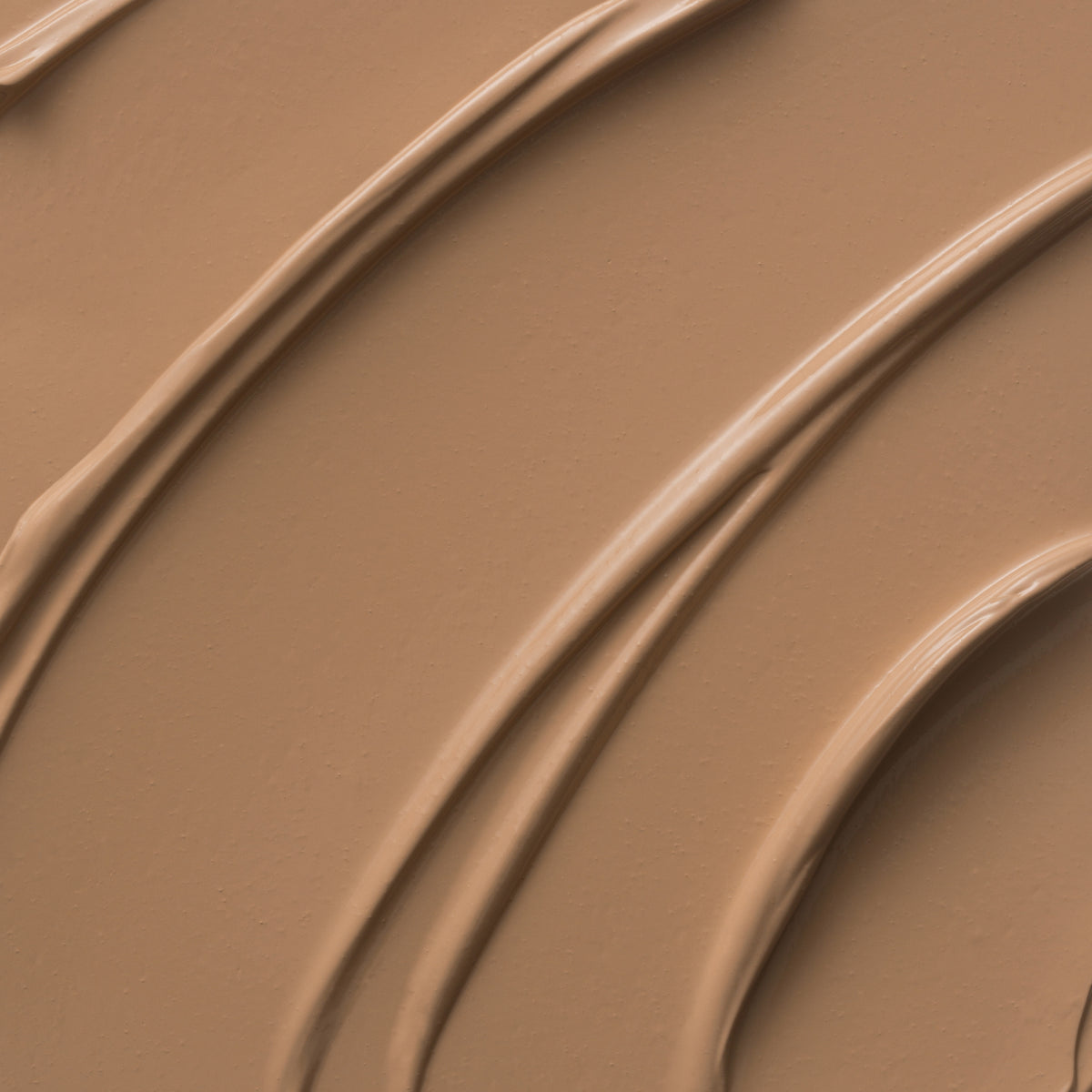 Nahaufnahme der cremigen Textur des Yummy Skin Lift & Flex Concealer 4 in Beige.