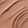 Nahaufnahme der cremigen Textur des Yummy Skin Lift & Flex Concealer 5 in rosa-beige.