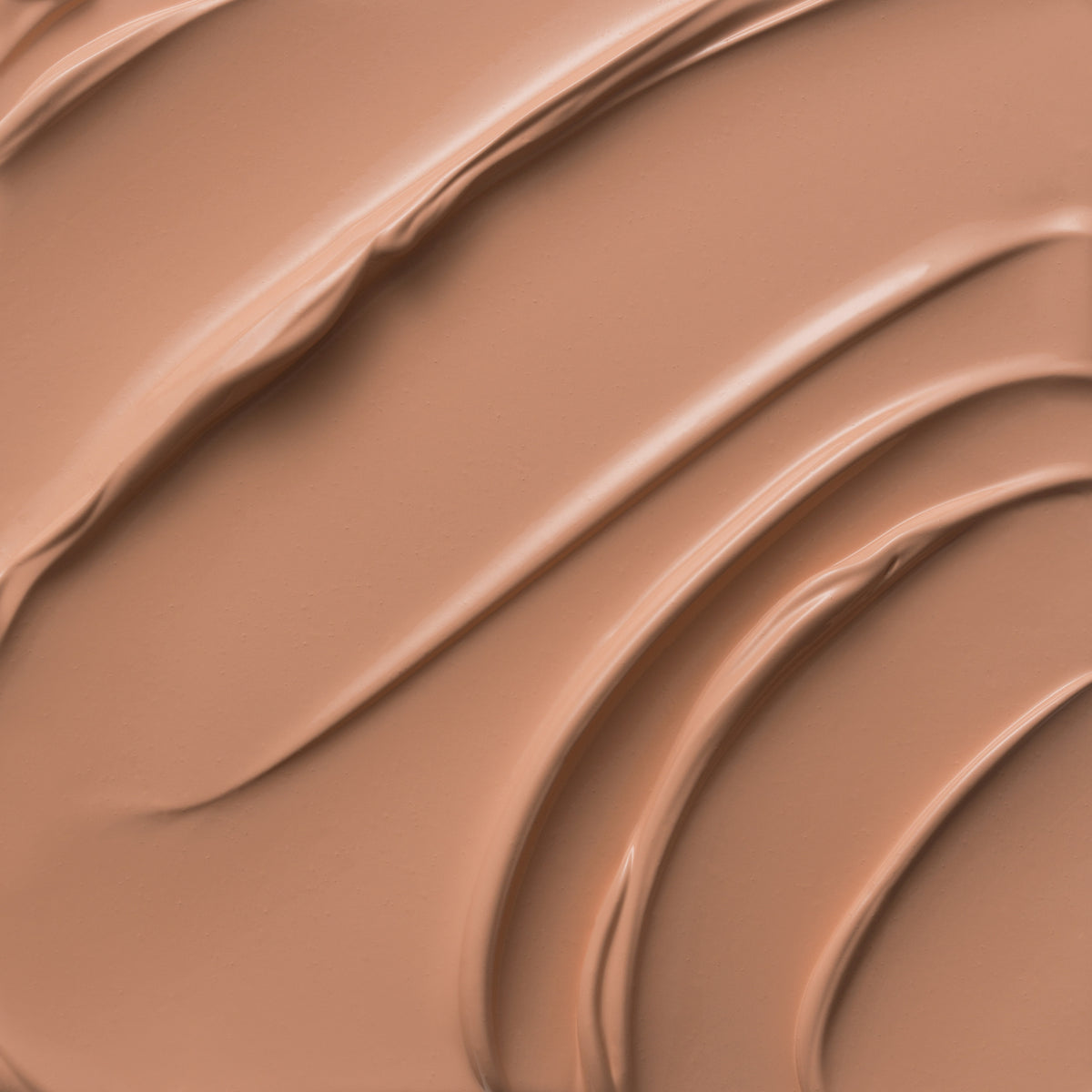 Nahaufnahme der cremigen Textur des Yummy Skin Lift & Flex Concealer 5 in rosa-beige.