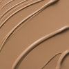 Nahaufnahme der cremigen Textur des Yummy Skin Lift & Flex Concealer 6 in mittlerem Beige.