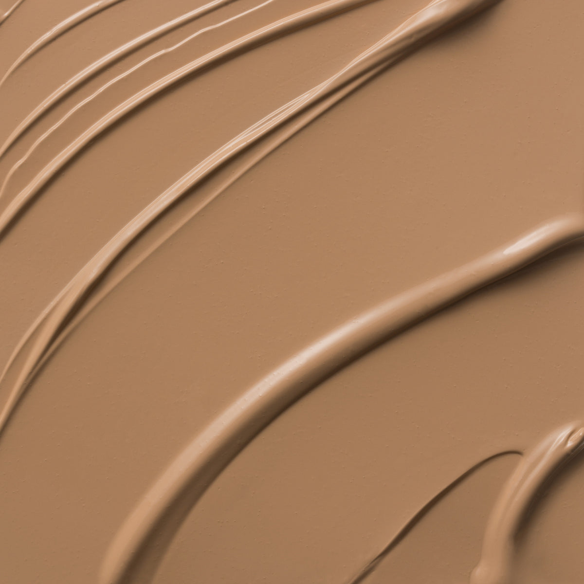 Nahaufnahme der cremigen Textur des Yummy Skin Lift & Flex Concealer 6 in mittlerem Beige.