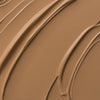 Nahaufnahme der cremigen Textur des Yummy Skin Lift & Flex Concealer 7 in warmem Beige.