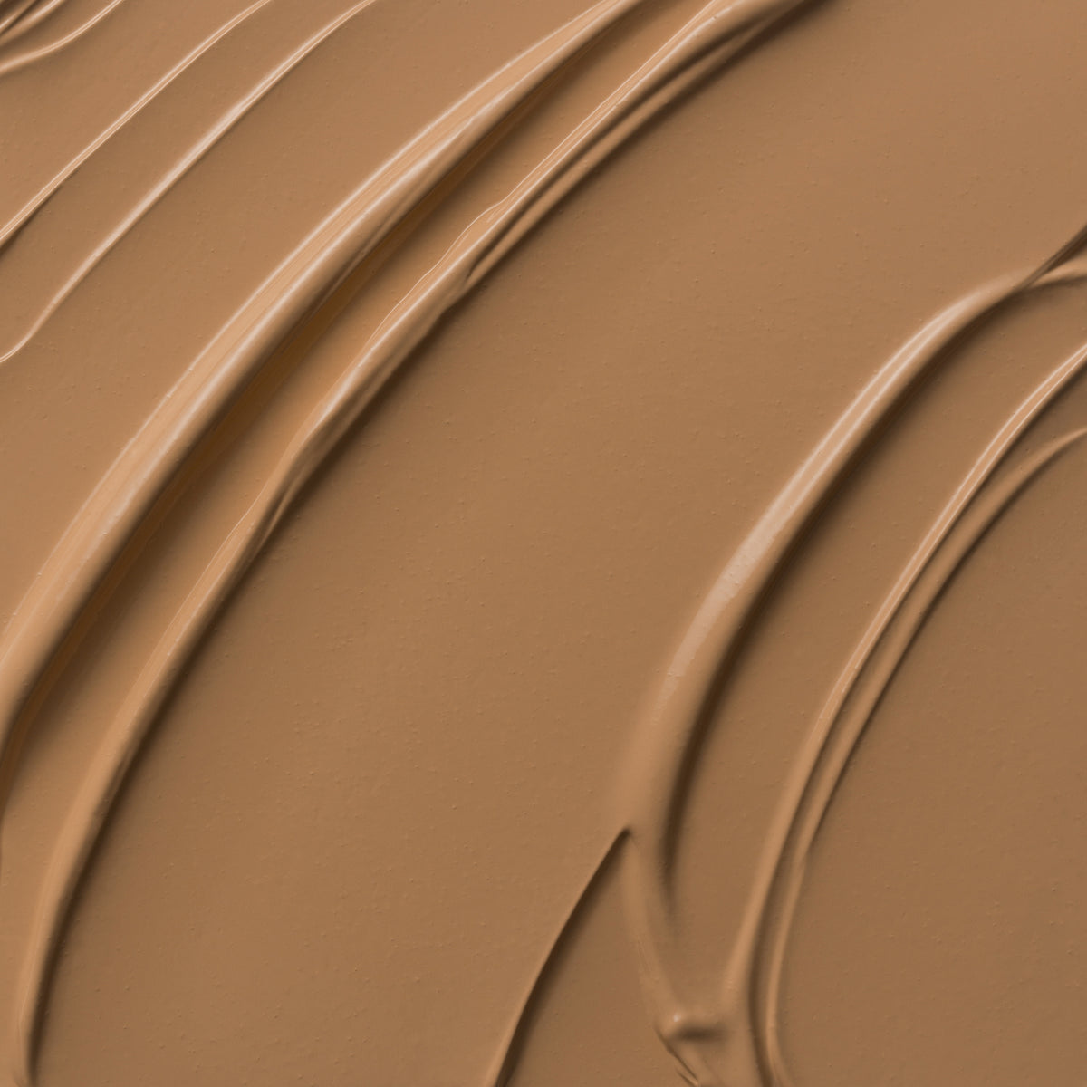 Nahaufnahme der cremigen Textur des Yummy Skin Lift & Flex Concealer 7 in warmem Beige.