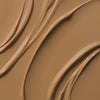 Nahaufnahme der cremigen Textur des Yummy Skin Lift & Flex Concealer 8 in warmem Beige.