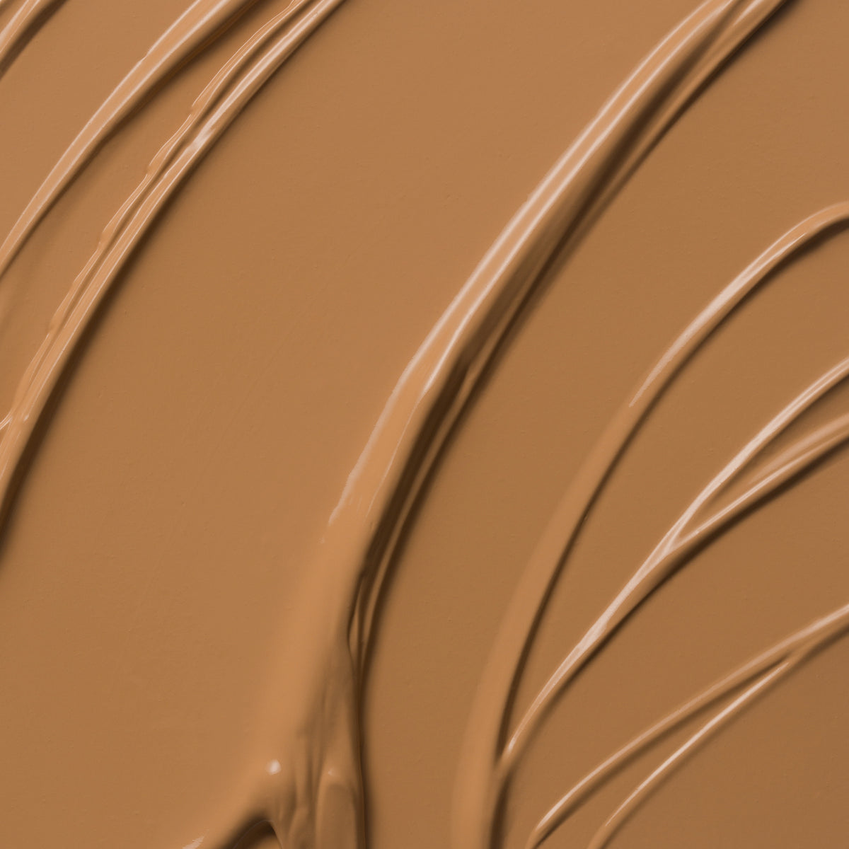 Nahaufnahme der cremigen Textur des Yummy Skin Lift & Flex Concealer 9 in warmem Hellbraun.