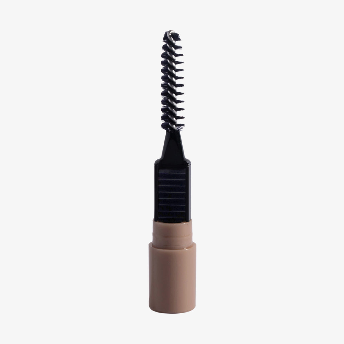 Ein Brow Frame Pencil in Braun mit einer schwarzen Spoolie-Bürste auf weißem Hintergrund.
