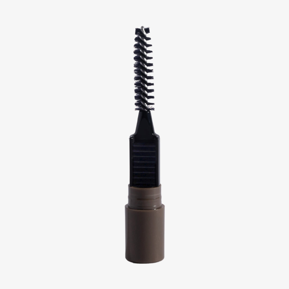 Der Brow Frame Pencil besteht aus einem braunen Augenbrauengel und einem schwarzen Spoolie-Pinsel-Applikator, abgebildet vor einem weißen Hintergrund.