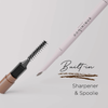 Brow Frame Pencil von Dominique mit integriertem Spoolie und Anspitzer, daneben Schriftzug „Built-in Sharpener & Spoolie“ auf hellem Hintergrund.
