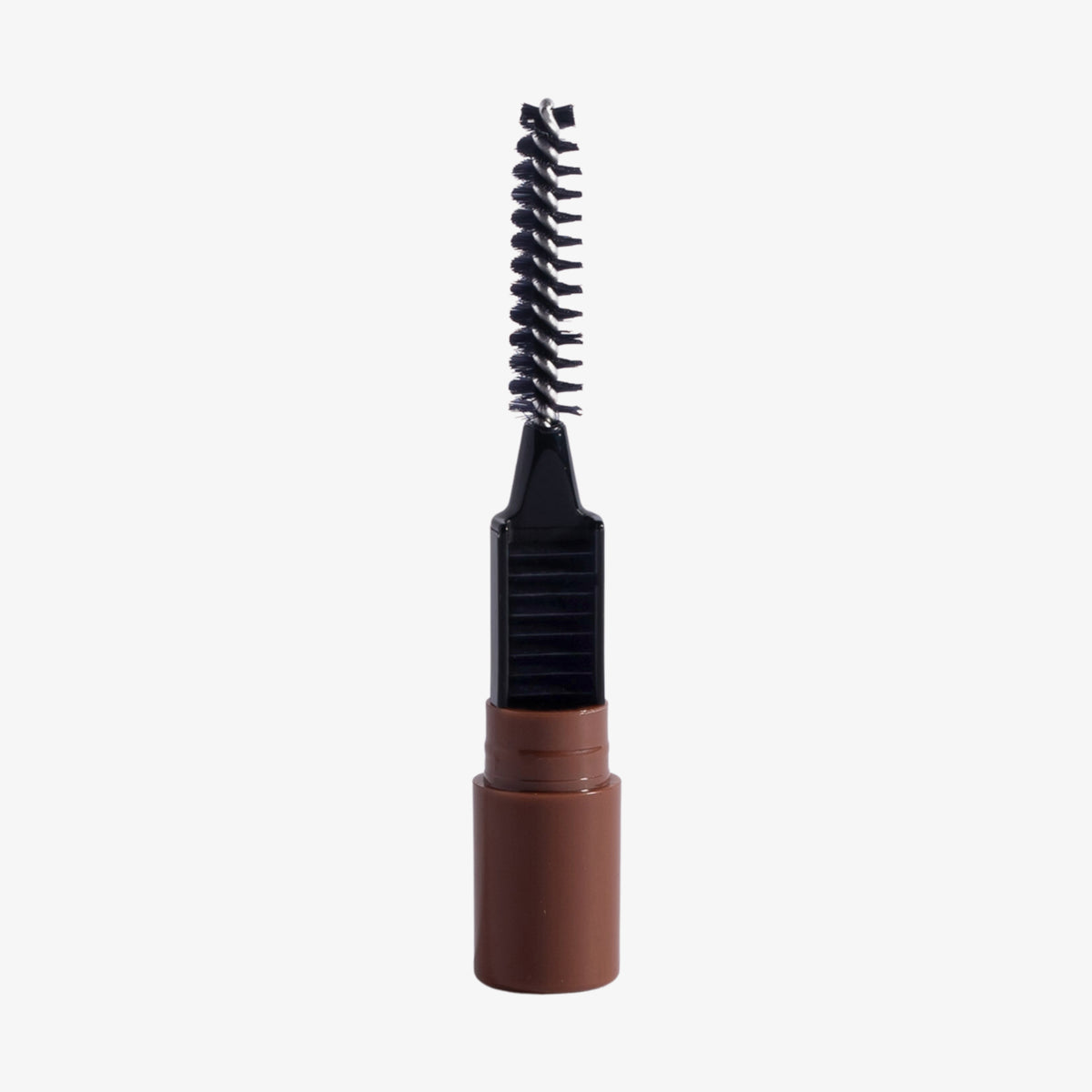 Auf weißem Hintergrund ist ein Brow Frame Pencil in Braun mit schwarzem Spoolie-Applikator abgebildet.