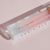Auf einer hellrosa Oberfläche liegt der Moisture Grip Serum Primer mit der Aufschrift „Beauty Starts Within“.