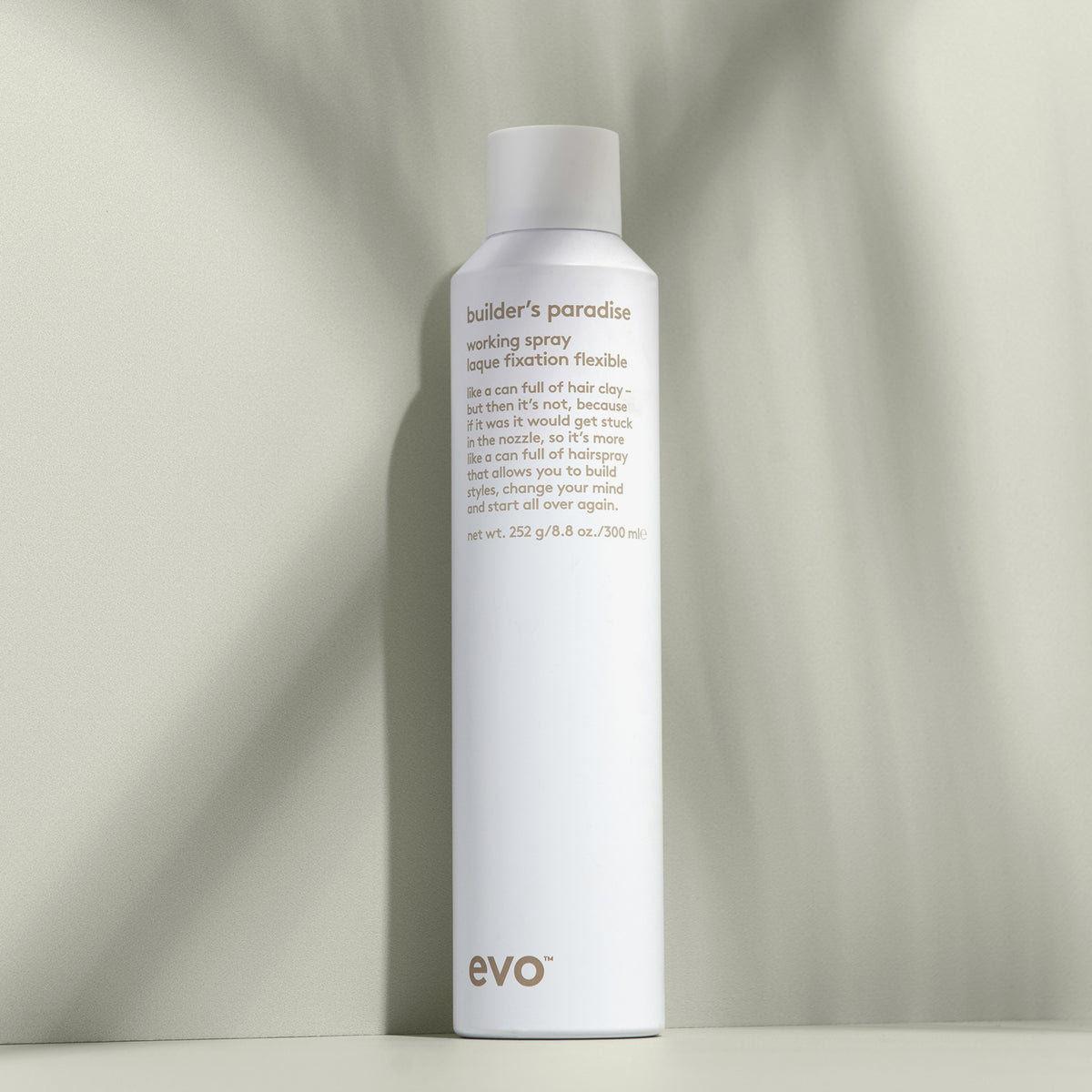 Eine Dose Builders Paradise Working Spray von Evo steht vor einem sanft schattigen, hellen Hintergrund.