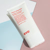 Evo Mane Attention Protein Treatment-Tube auf geometrischen Pastellhintergründen.