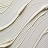 Nahaufnahme der Textur des weißen cremigen Bakuchiol Firming Daily Moisturiser.