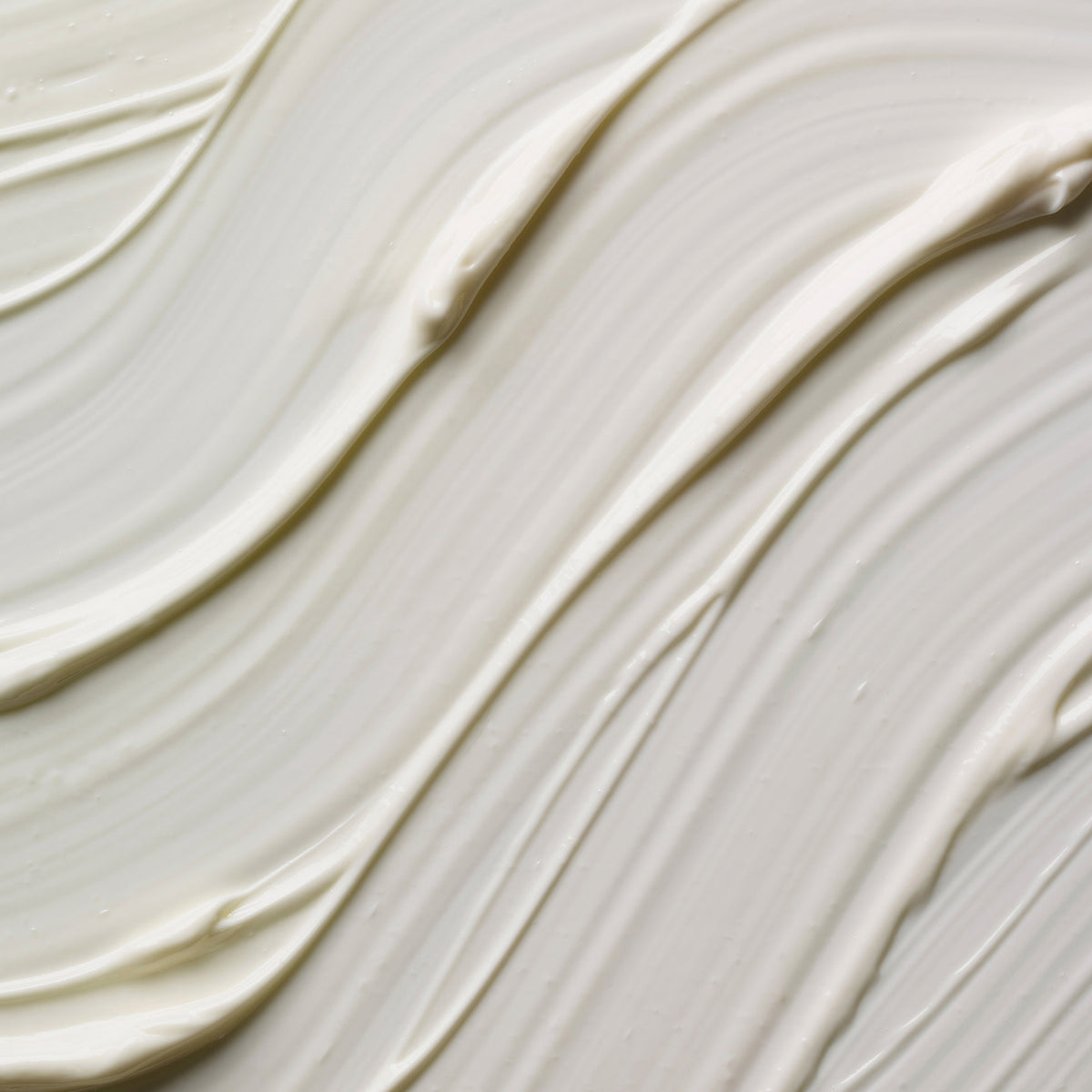 Nahaufnahme der Textur des weißen cremigen Bakuchiol Firming Daily Moisturiser.