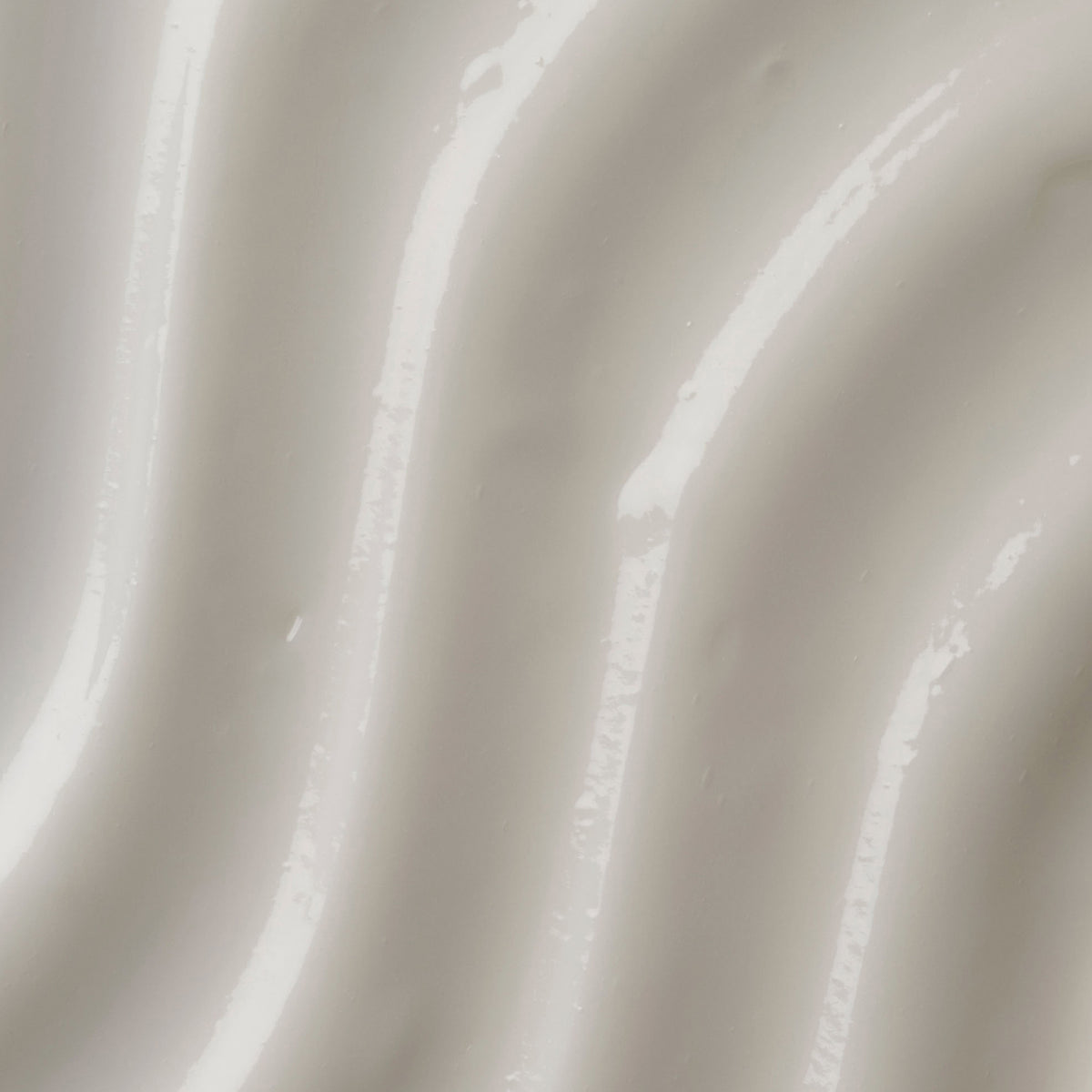 Nahaufnahme der glatten, weißen, cremigen Textur des ClariCleanse AHA & BHA Exfoliating Cleanser.
