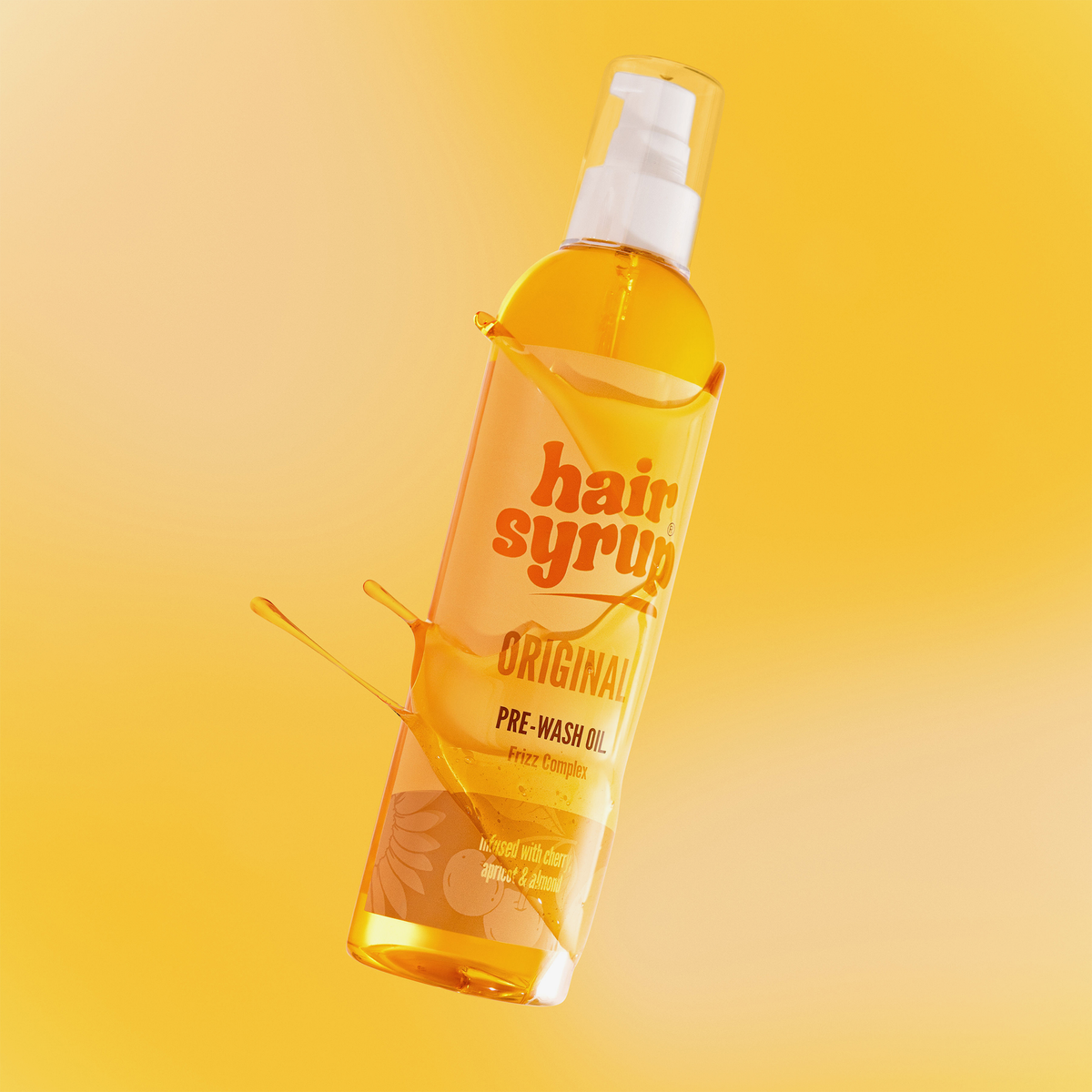 Eine Flasche Hair Syrup The Original Pre-Wash Oil auf einem leuchtend gelben Hintergrund mit Ölspritzern.