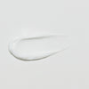 Ein weißer Klecks Collagen Peptide Eye Cream auf einem schlichten weißen Hintergrund.