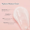 Milchige Gelcreme auf rosa Hintergrund mir Produktvorteilen der Real Complexion Hyaluron Moisture Cream.