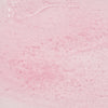Nahaufnahme der geligen Textur des Real Complexion Hyaluron Pink Capsule Serum auf einer rosa Oberfläche.