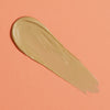 Braunbeiger Klecks der Hanskin Vitamin C Glow Mask auf orangem Hintergrund.