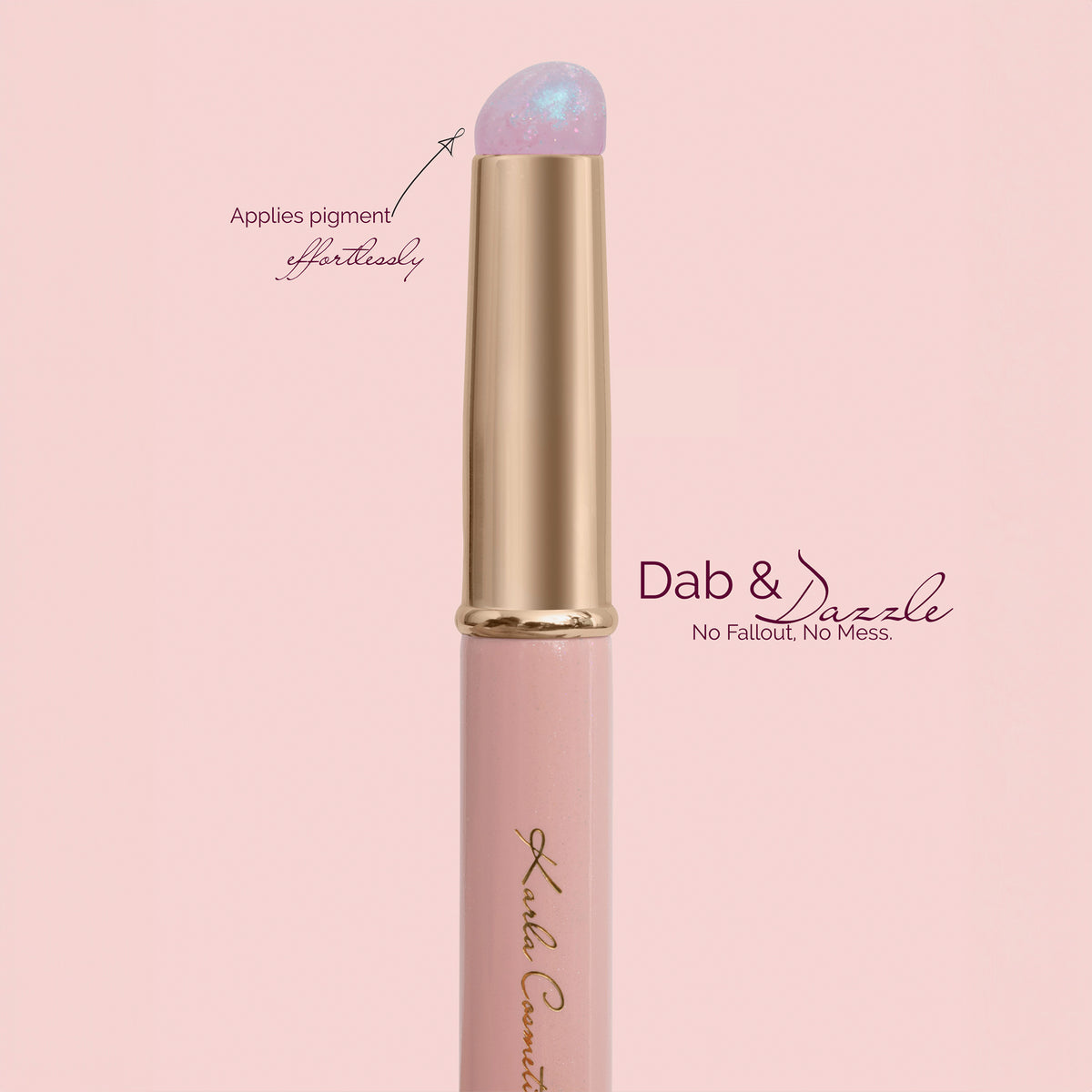Nahaufnahme des K2: Bubble Brush mit Silikonspitze, auf dem schimmerndes Pigment ist.