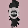Der Moonshadow Matte Pressed Eyeshadow auf einem schwarzen Farbstreifen vor einem rosa Hintergrund.